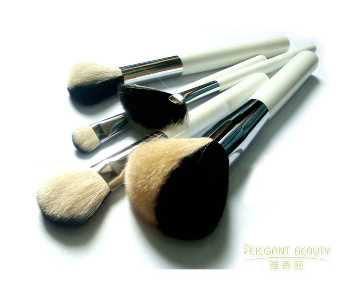化妝刷柄的材質對使用體驗有何影響？你們提供哪些選擇？